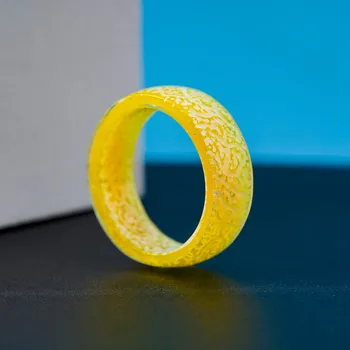 Нов жълто-бял цвят промяна пръстен светещ двойка пръстен хладен светлинен напукани пръстен бижута коледно парти подаръци дропшипинг