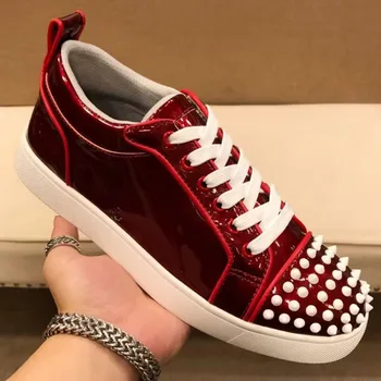 италианска марка дизайнер мъже мода червени обувки с шипове дантелени апартаменти нитове обувки лачена кожа маратонки певец DJ сценични обувки